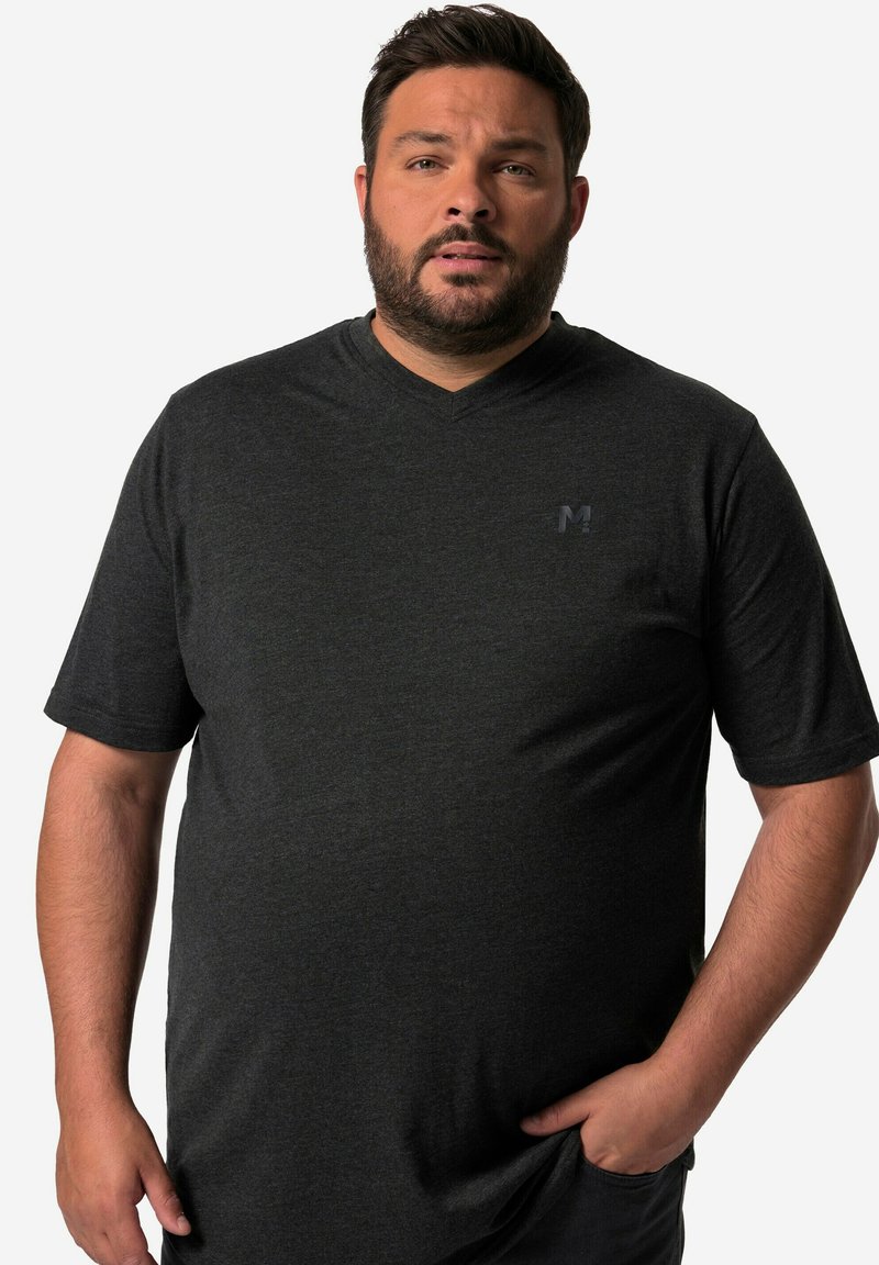 Camiseta de pico gris oscuro con mangas cortas, hecha de una tela suave. Presenta un pequeño y sutil logo en el pecho. Corte y diseño clásico.