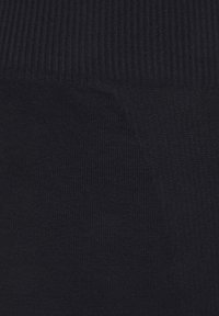 Zwart ribbelgebreid stof met een gladde textuur. Heeft een strakke tailleband en een consistent breipatroon door het hele materiaal.