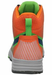 Scarpa sportiva alta arancione con dettagli verdi, pannelli in rete e suola testurizzata. Presenta una linguetta sul tallone per facilitare l'indossamento.