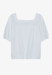 Vit kortärmad topp med fyrkantig halsringning, utrustad med dekorativ sömnad längs halsringningen och ett något strukturerat tyg.