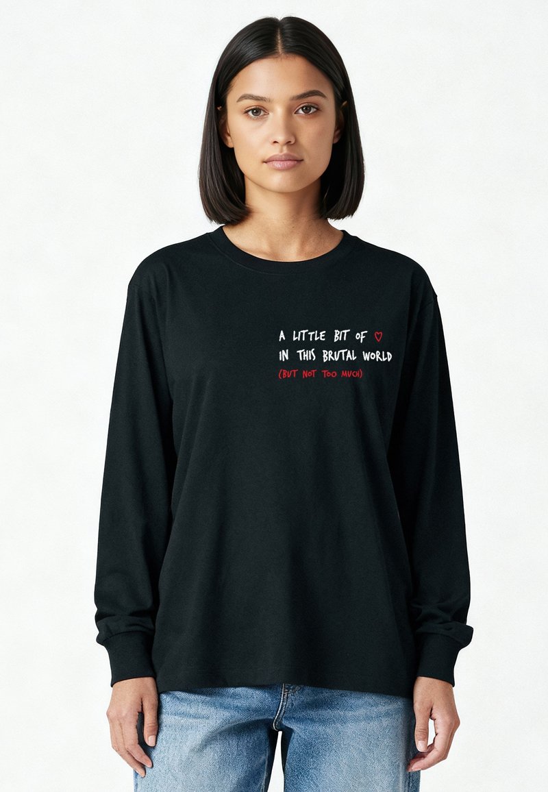 Zwart langärmelig t-shirt van katoen met witte en rode tekst: "Een beetje liefde in deze brute wereld (maar niet te veel)."