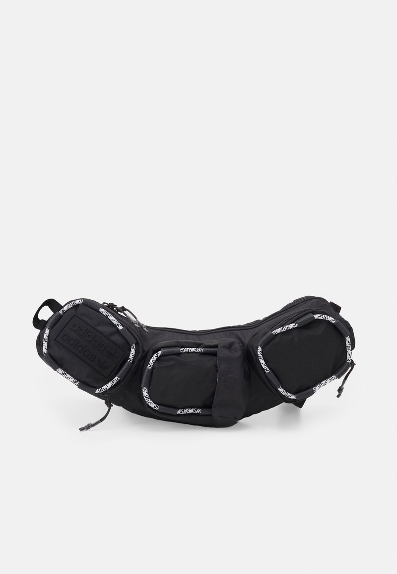 Czarna nerka z dwoma zaokrąglonymi kieszeniami zamykanymi na zamek, z teksturowanym logo adidas oraz paskami z białym wzorzystym wykończeniem.