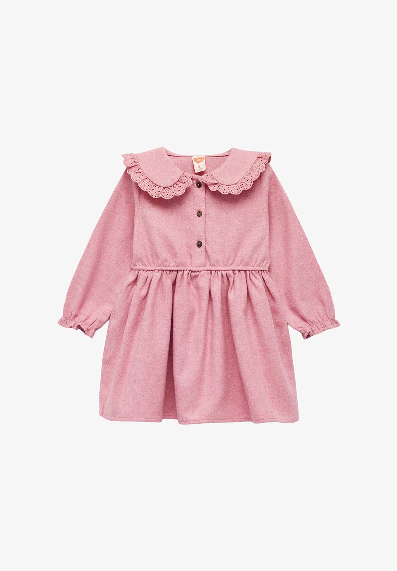 Roze katoenen jurk met lange mouwen, ronde kraag met kantafwerking, knoopsluiting aan de voorkant en verzamelde taille, met een zachte textuur.