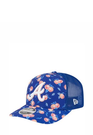 Casquette bleue avec un motif pêche, "A" blanc brodé sur le devant, dos en maille, visière plate et fermeture à pression à l'arrière.