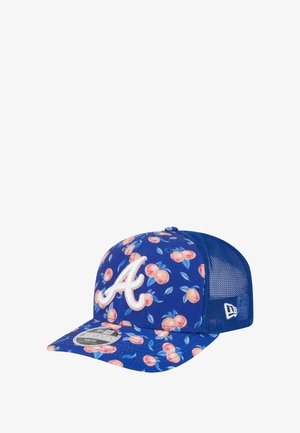 Blaues Cap mit Pfirsichmuster, weiß gesticktes "A" auf der Vorderseite, Netzrücken, flacher Schirm und Druckverschluss auf der Rückseite.