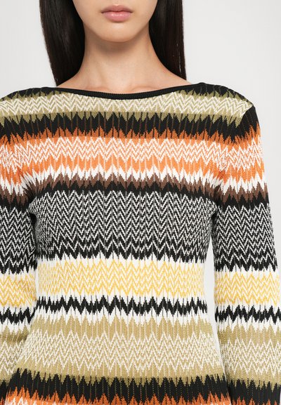 Maglione lavorato a maglia con motivo a zigzag nei toni dell'arancione, giallo, nero, bianco e verde. Collo rotondo, maniche lunghe e tessuto testurizzato.