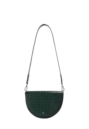 Bolso bandolera en forma de media luna de color verde oscuro con textura de cocodrilo y correa ajustable colgado sobre un fondo blanco.