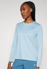 New Balance SPORT ESSENTIALS LONG SLEEVE - Ilgarankovis viršutinės dalies drabužis - chrome blue