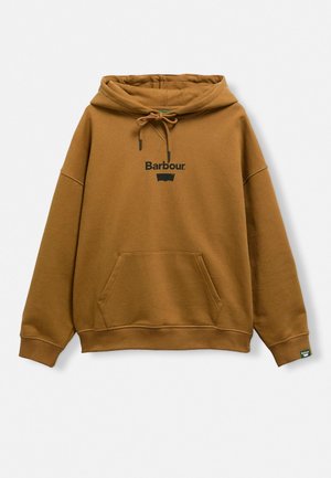 Hoodie marron en tissu doux, doté d'une poche avant, d'une capuche avec cordon de serrage et d'un logo "Barbour" noir sur la poitrine.