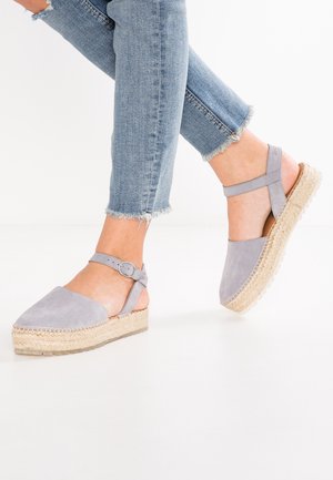 Grå ruskinds espadrille platform sko med en strop og spænde detaljer. Vævet jute mellemsål og let gummisål.