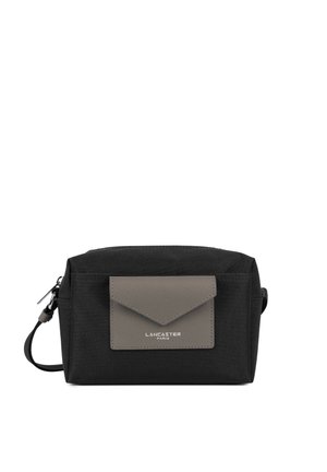 Trousse de toilette rectangulaire noire avec poche avant à rabat gris et logo Lancaster Paris, ainsi qu'une sangle latérale avec tirette de fermeture éclair.