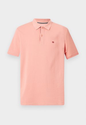 Polo majica v svetlem koralnem odtenku, iz bombažnega materiala, kratke rokave, z zapenjanjem na tri gumbe, diskretno izšito logo na prsih, gladka tekstura.