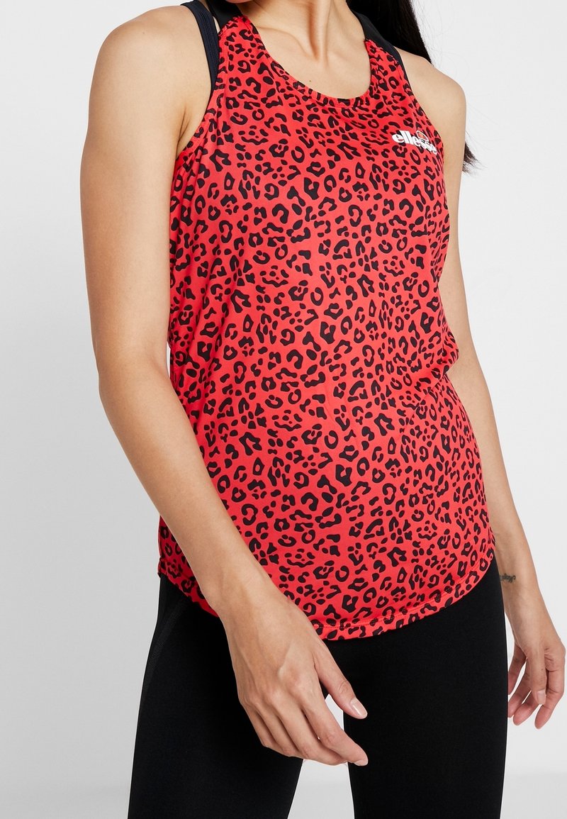 Débardeur rouge sans manches avec imprimé léopard noir, texture lisse, encolure arrondie et légère élasticité. Logo visible sur le devant.