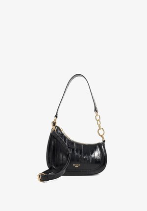 Zwarte lakleren handtas met een gebogen vorm, voorzien van een ketting- en leren schouderriem, gouden hardware en het reliëf "Dune" logo.