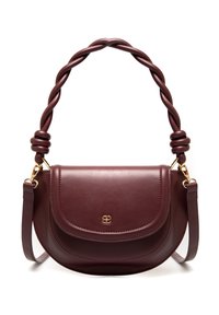 Burgundowa skórzana torebka crossbody z plecionym uchwytem, złotymi elementami i klapą z delikatnym wytłoczonym logo. Gładka faktura.