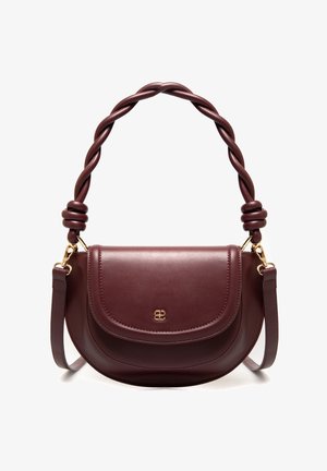 Burgundowa skórzana torebka crossbody z plecionym uchwytem, złotymi elementami i klapą z delikatnym wytłoczonym logo. Gładka faktura.