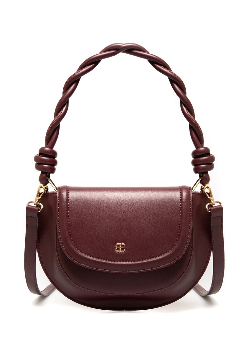 Burgundowa skórzana torebka crossbody z plecionym uchwytem, złotymi elementami i klapą z delikatnym wytłoczonym logo. Gładka faktura.