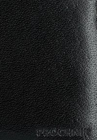 Czarny skórzany portfel o fakturze z wytłoczonym logo na dole. Charakteryzuje się gładką powierzchnią o jednolitym, delikatnym wzorze ziarna.