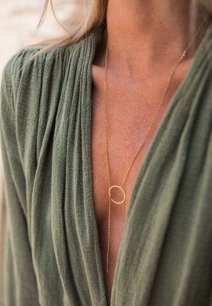 CHIC by Lirette, KETTING LANG RVS CIRKEL STAAF - GOUD - Halskette - Gold-colored