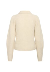 Krēmkrāsas džemperis ar teksturētu, ribotu audumu, kuram ir klasiskas formas apkakle un garas piedurknes. Dizains ir pieguļošs jostasvietā.