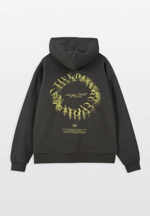 Bluza z kapturem w ciemnoszarym kolorze, z okrągłą żółtą grafiką i napisem na plecach. Luźny krój z ściągaczami przy mankietach i u dołu.