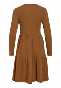 Robe marron à manches longues avec un haut ajusté et une jupe évasée. Tissu côtelé texturé avec un ourlet à volants et un col rond.