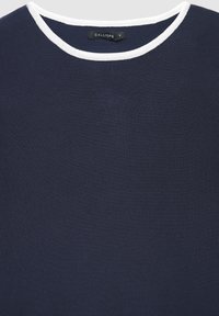 Marineblaues Strickoberteil mit weißem, geripptem Rundhalsausschnitt. Verfügt über eine glatte Textur und ein schlichtes Design. Das Etikett trägt die Aufschrift "CALLIOPE" und Größe "S".