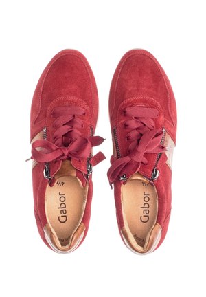Para czerwonych zamszowych sneakersów marki Gabor z wiązaniami zawiązanymi na kokardki i bocznymi zamkami, widziana z góry na białym tle.