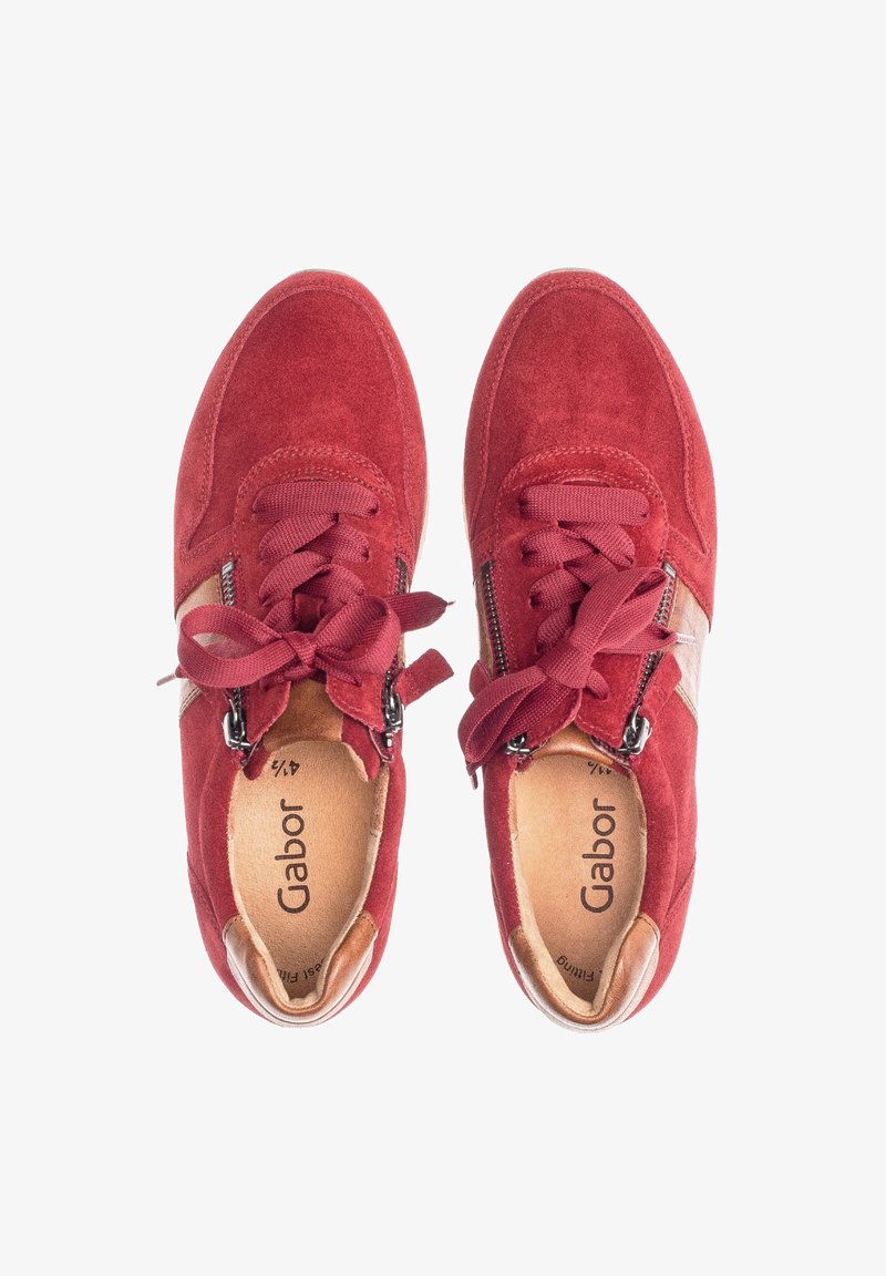 Paire de baskets rouges en daim de la marque Gabor avec des lacets noués en nœuds et des fermetures éclair latérales, vues de dessus sur un fond blanc.