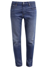 Jean denim bleu droit avec bouton et fermeture éclair à l'avant, coupe cinq poches et détails légèrement délavés.