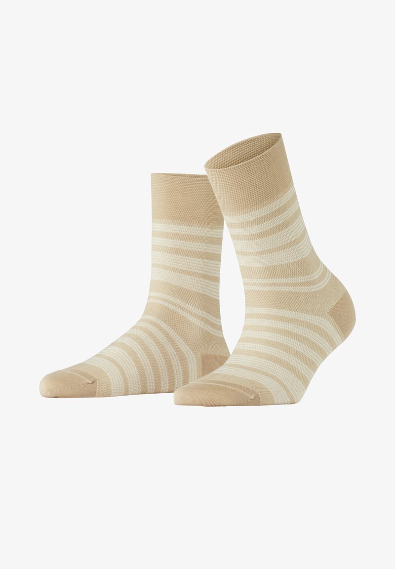 Beige Socken mit einem strukturierten Muster und weißen horizontalen Streifen. Knöchellanges Design mit verstärkten Fersen- und Zehenbereichen.