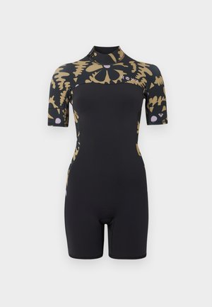 Czarny skafander z krótkim rękawem z beżowym i jasnofioletowym kwiatowym wzorem na ramionach, rękawach i szyi, z logo na klatce piersiowej.