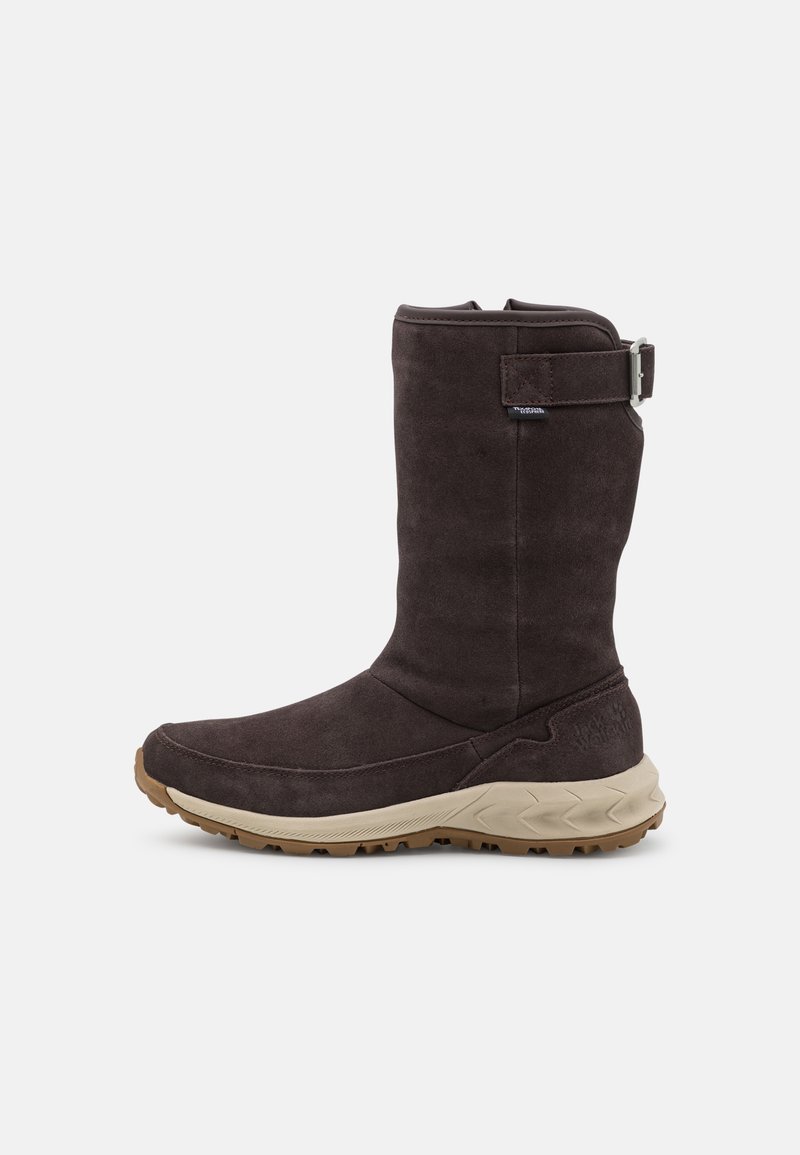 Botte mi-mollet brun foncé avec semelle beige robuste, dessus en daim et sangle réglable avec boucle métallique près du haut.