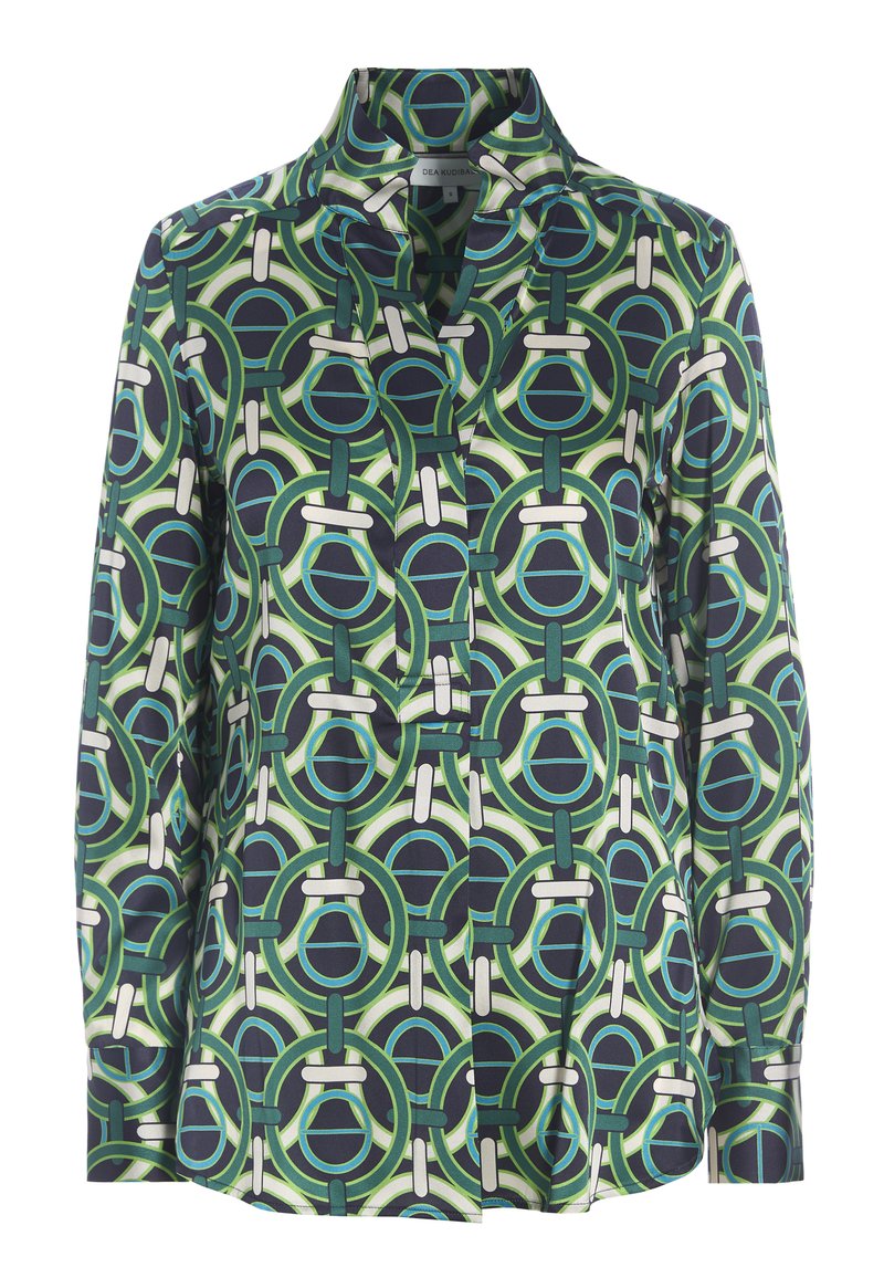 Groene en marineblauwe blouse met een geometrisch patroon, voorzien van een puntige kraag en knoopsluiting, gemaakt van een gladde stof.