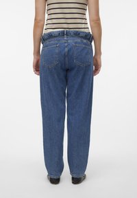 Blå denimjeans med avslappnad passform, med elastisk midja, två bakfickor och rak ben design, sett bakifrån.