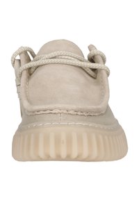 Zapatillas de ante beige con cordones planos, lados texturizados y una suela de goma gruesa. Presentan detalles de costura y un diseño de punta redonda.