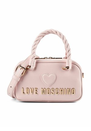 Bolso pequeño de color rosa claro con asas trenzadas, herrajes dorados, detalle de corazón y "LOVE MOSCHINO" letras doradas en la parte frontal.