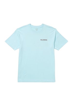 Lyseblå kortærmet t-shirt lavet af blødt stof. Har et sort "BILLABONG" logo på venstre brystområde. Klassisk rund hals design.