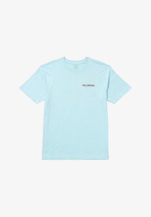 Lys blå kortermet t-skjorte laget av myk stoff. Har en svart "BILLABONG"-logo på venstre brystområde. Klassisk crew neck-design.