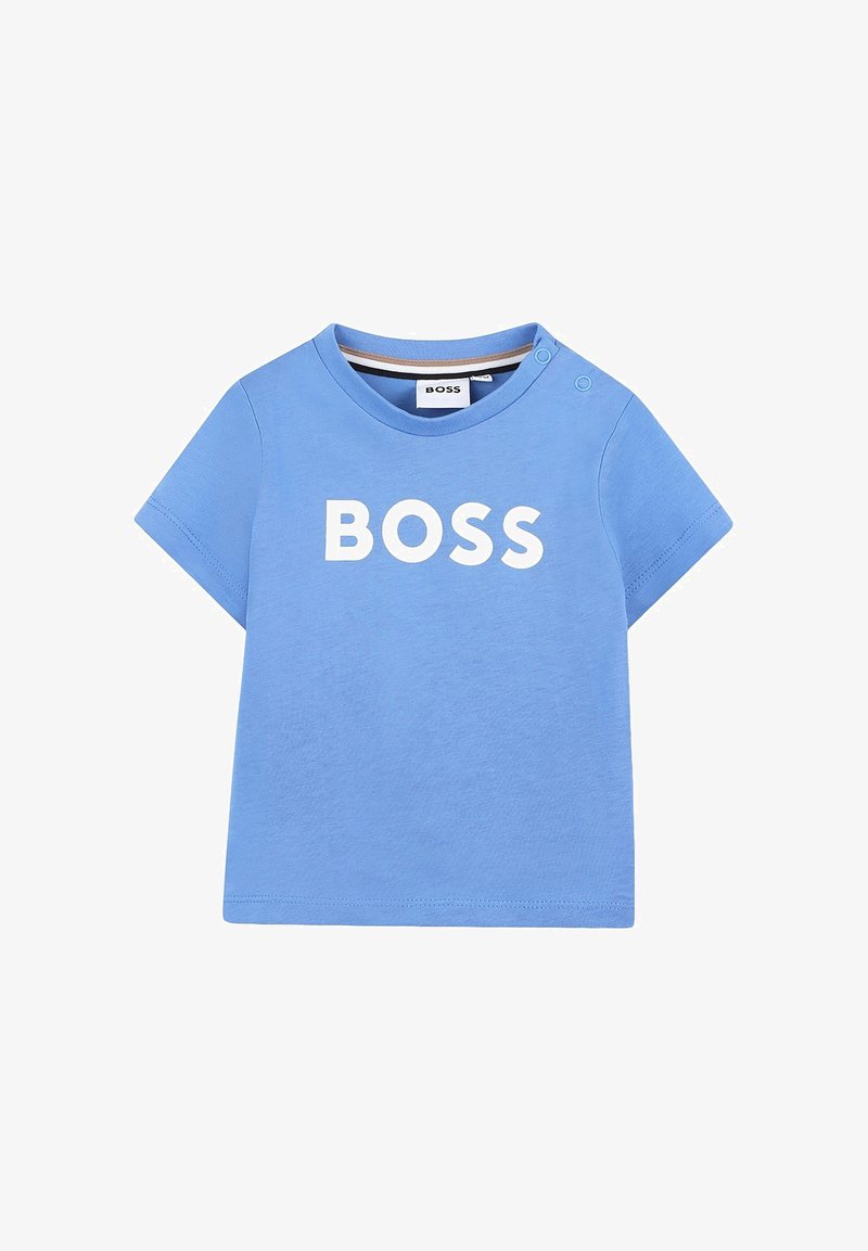 Maglietta in cotone azzurro chiaro con maniche corte, scollo rotondo e stampa bianca "BOSS" sulla parte anteriore. Presenta due bottoni a pressione sulla spalla.