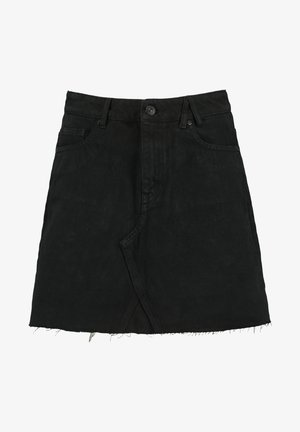 Czarna mini spódnica z denimu z guzikami z przodu, szlufkami na pasek, przednimi kieszeniami i surowym wykończeniem na dole.