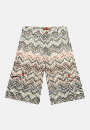 Pantaloncini multicolore con motivo a zigzag, lunghezza al ginocchio, dotati di due tasche cargo frontali con bottoni e chiusura con bottone in vita.
