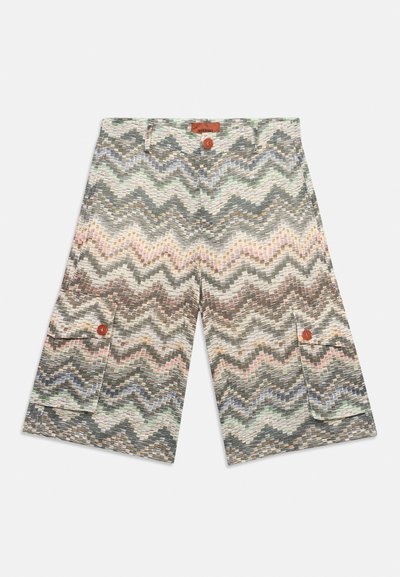 Shorts mi-longueur à motifs zigzag multicolores avec deux poches cargo avant à boutons et une fermeture à bouton à la taille.