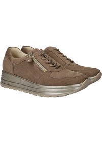 Bruine nubuck sneakers met een ronde neus, decoratieve zijrits en een metallic tussenzool. Veters in een bijpassende kleur maken het ontwerp af.