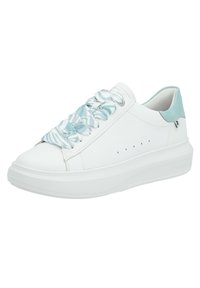 Baskets blanches avec des lacets rayés bleus et blancs, dessus en cuir lisse, col rembourré et semelle en caoutchouc blanche épaisse. Petites perforations sur le côté.