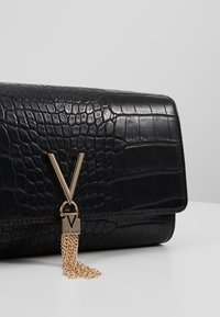 Valentino Bags Taška s příčným popruhem - black