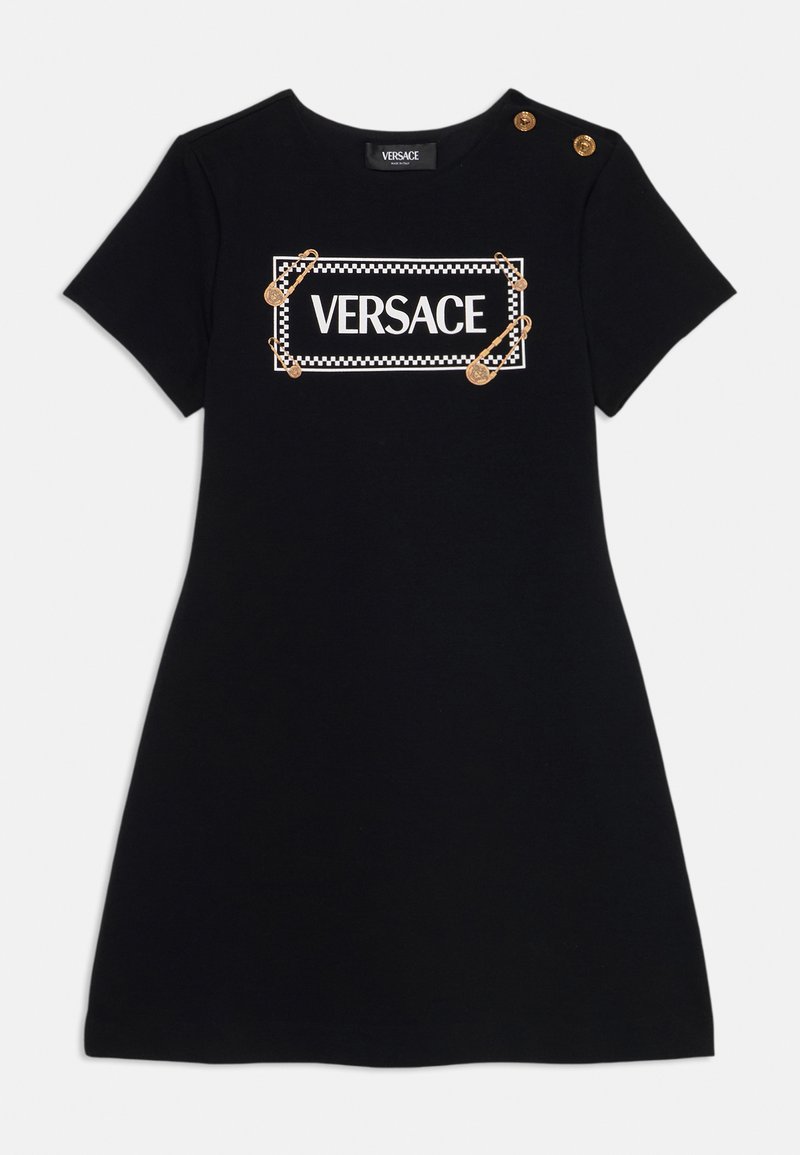 Μαύρο βαμβακερό φόρεμα με λευκό και μαύρο καρό τυπωμένο λογότυπο, διακοσμημένο με χρυσά καρφιά ασφαλείας στο στήθος και στον ώμο.