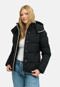 Chaqueta de plumón negra con un diseño ajustado, cierre de cremallera y detalles en los bolsillos. Cuenta con una capucha desmontable y acentos blancos en contraste.