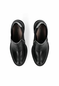 Scarpe in pelle nera con una finitura liscia, lati elasticizzati e una forma della punta arrotondata, caratterizzate da un sottile accento argentato attorno all'apertura.