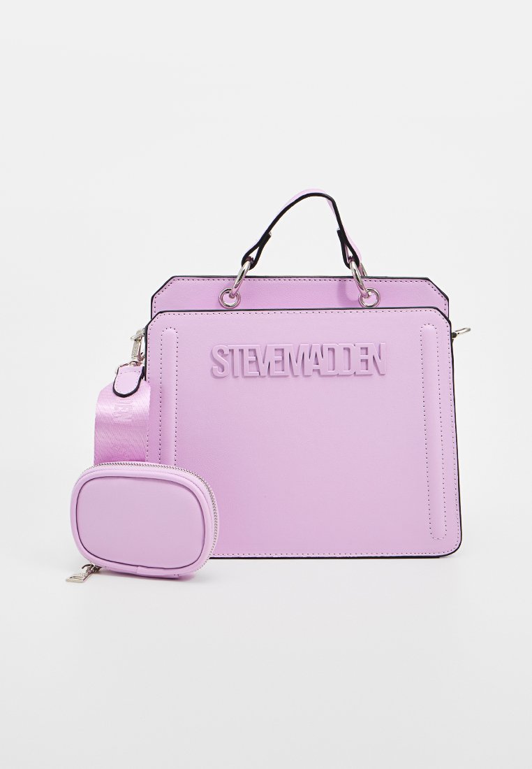 Sac à main en simili cuir violet au design structuré, avec le logo « STEVE MADDEN » embossé, des accents argentés et une petite pochette assortie amovible.